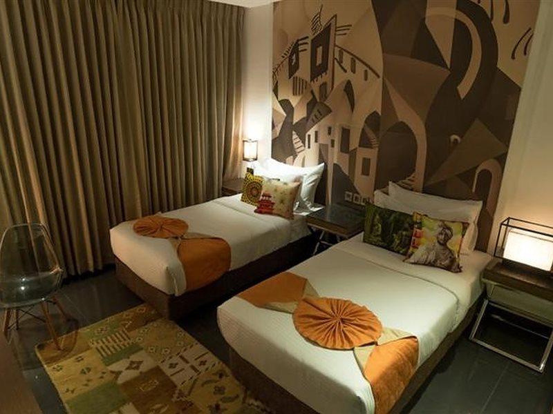 Hotel Gallery 67 Kolkata Bagian luar foto