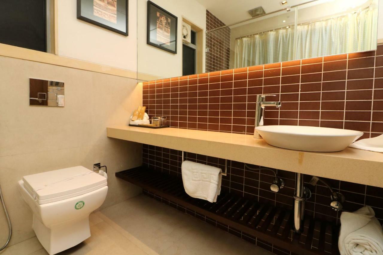 Hotel Gallery 67 Kolkata Bagian luar foto