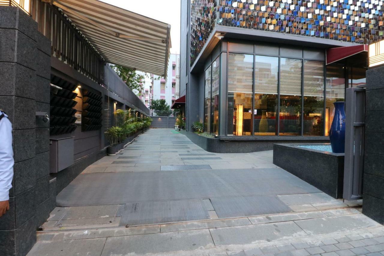 Hotel Gallery 67 Kolkata Bagian luar foto