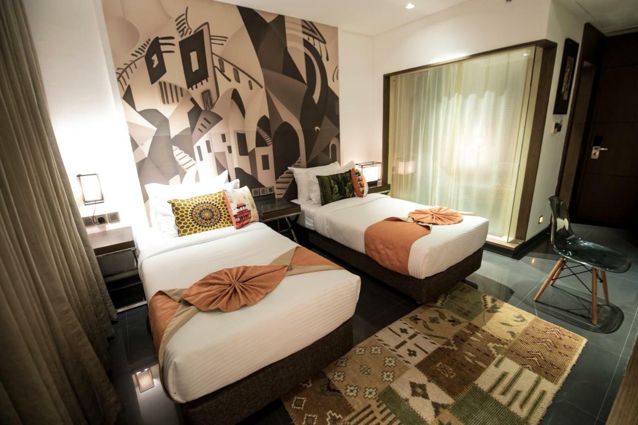 Hotel Gallery 67 Kolkata Bagian luar foto